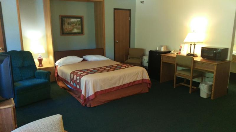Queen Suite - Non-Smoking image 1
