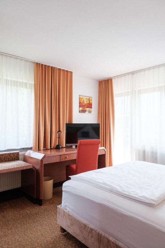 Classic Single Room image 4