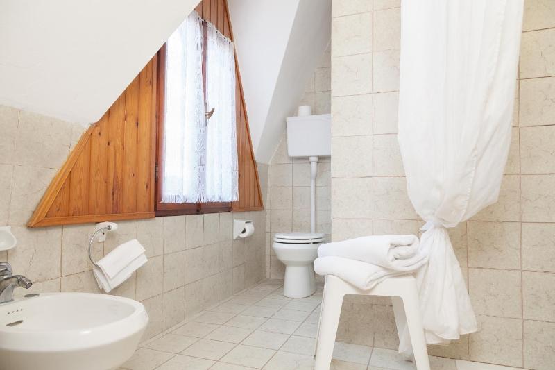 Classic Single Room image 4