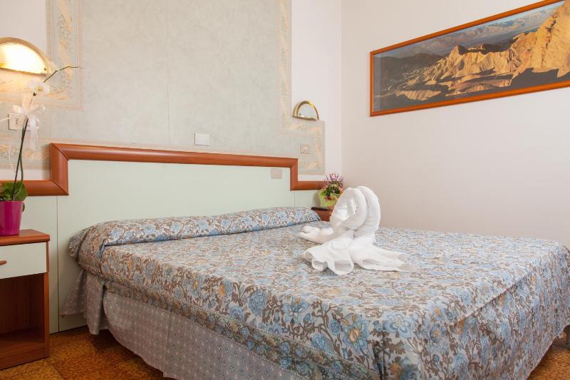 Classic Single Room image 3