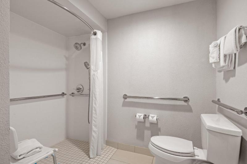 Queen Room - Mobility/Hearing Access - Non-Smoking  image 2