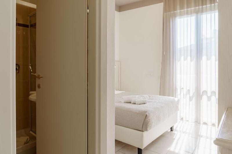 Standard Double Room image 4