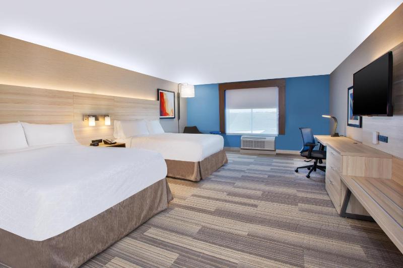 Standard Queen Room with Two Queen Beds image 4