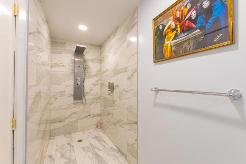 Studio Palms BC - image 8