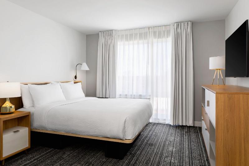 One-Bedroom Queen Suite with Sofa Bed image 1