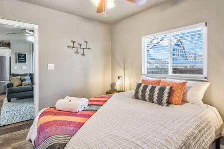 Vibrant Watermelon - Hot Tub BBQ-Grill King-Bed Backyard Parking - image 31