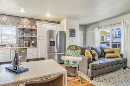 Vibrant Watermelon - Hot Tub BBQ-Grill King-Bed Backyard Parking - image 36