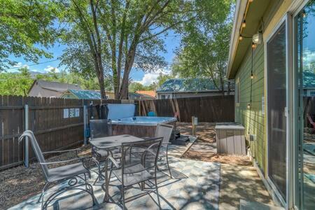 Vibrant Watermelon - Hot Tub BBQ-Grill King-Bed Backyard Parking - image 16