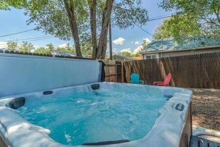 Vibrant Watermelon - Hot Tub BBQ-Grill King-Bed Backyard Parking - image 32