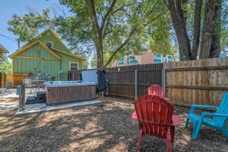 Vibrant Watermelon - Hot Tub BBQ-Grill King-Bed Backyard Parking - image 35