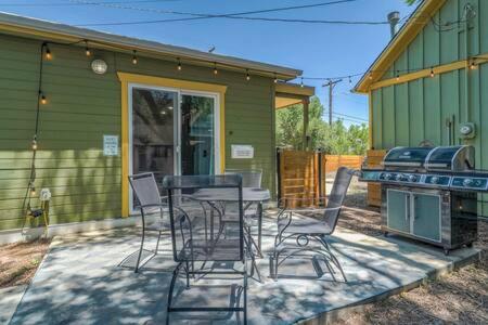 Vibrant Watermelon - Hot Tub BBQ-Grill King-Bed Backyard Parking - image 3