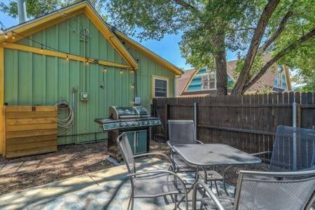 Vibrant Watermelon - Hot Tub BBQ-Grill King-Bed Backyard Parking - image 49