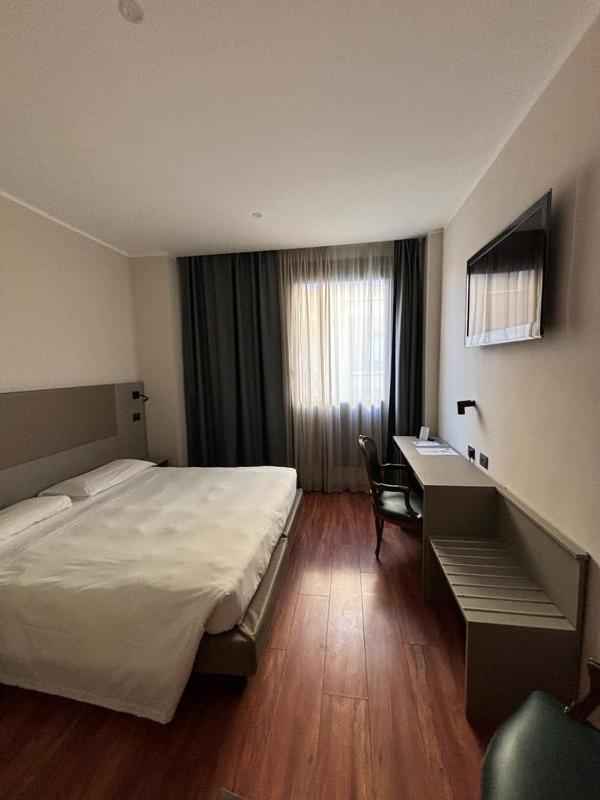 Standard Double or Twin Room image 4