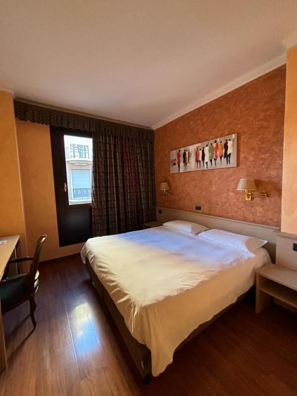 Standard Double or Twin Room image 3