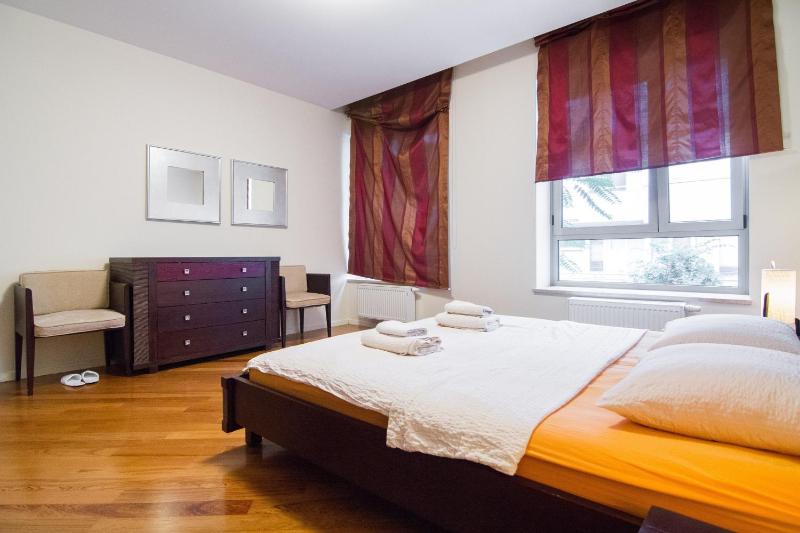 Deluxe Three-Bedroom Apartment image 3