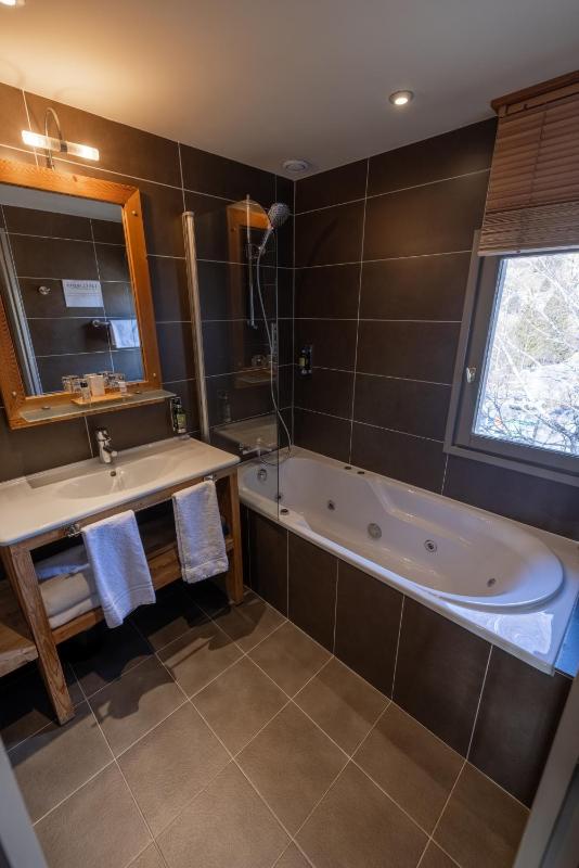 King Room with Spa Bath image 1