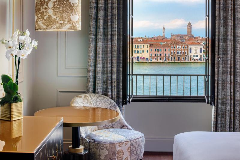 Executive King Suite with view  image 3