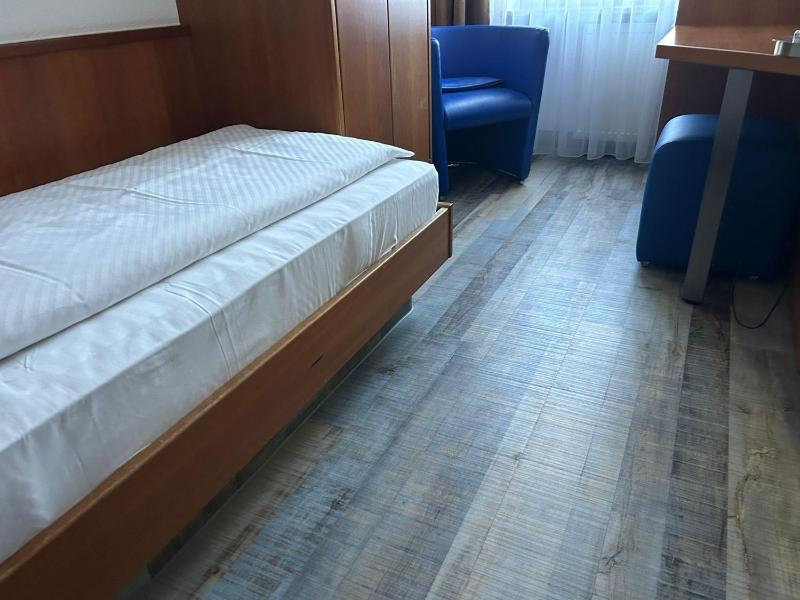 Single Room image 4