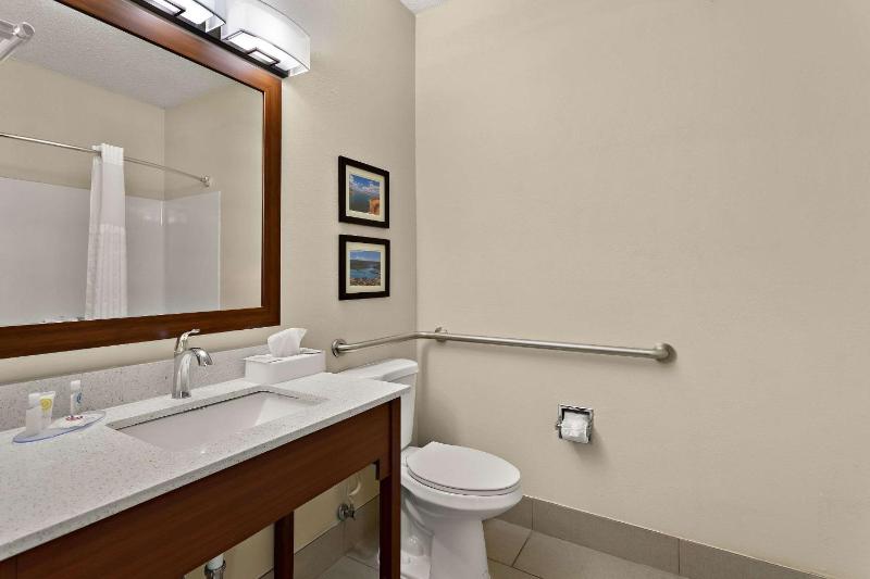 Promotional Queen Room with Two Queen Beds - Accessible/Non-Smoking image 2