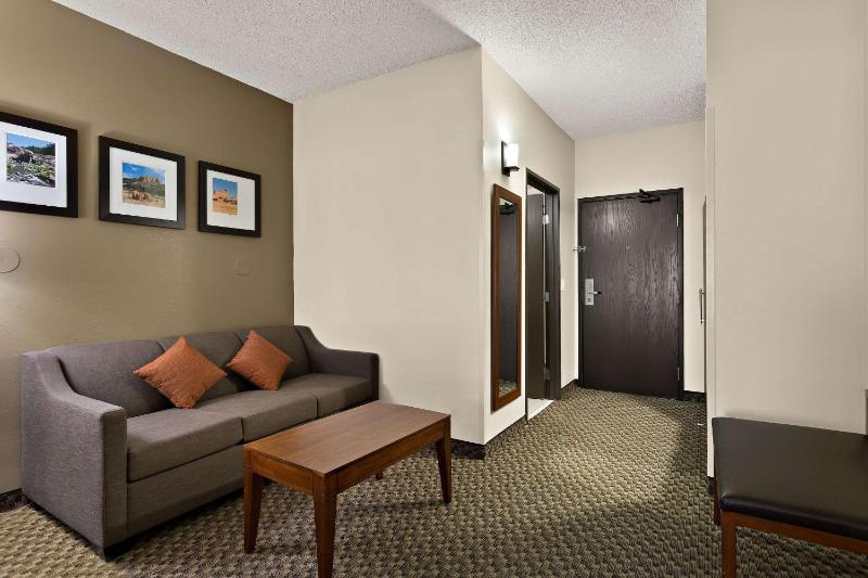 Queen Suite - Non-Smoking image 4