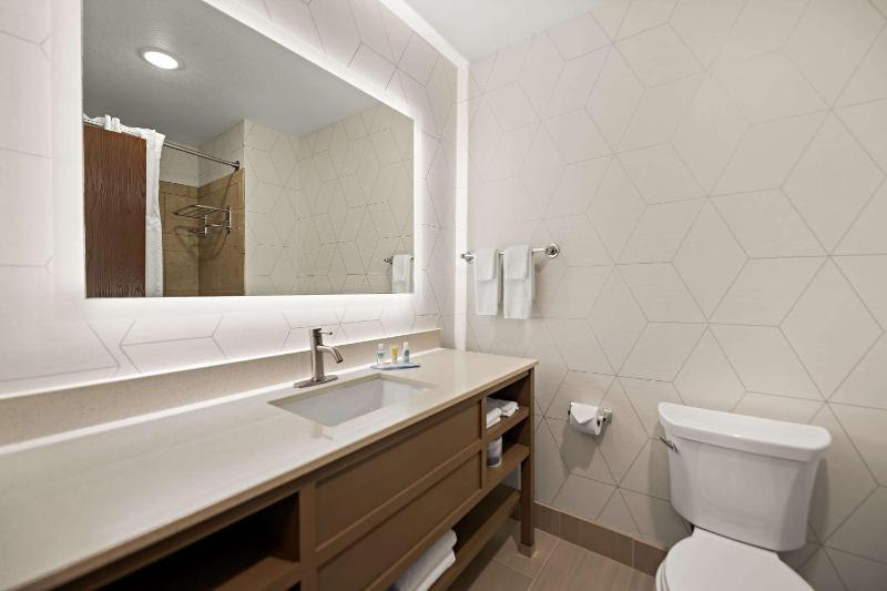 King Suite - Non-Smoking image 3