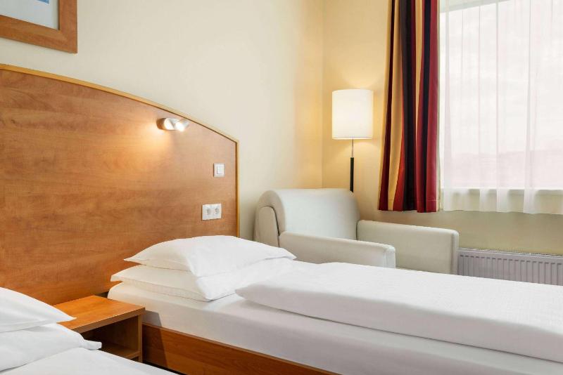 Comfort Twin Room image 1