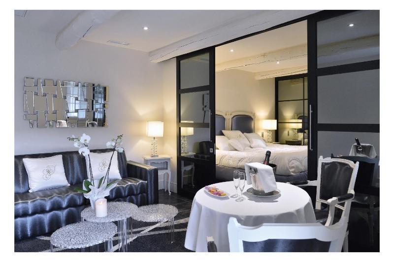 Suite with Garden View image 3