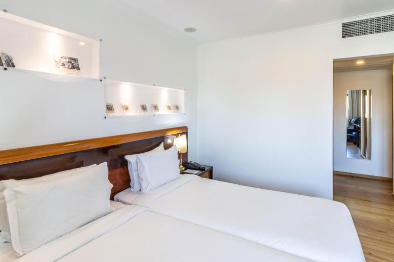 Superior Twin Room image 3