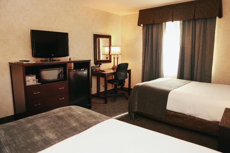 Queen Room with Two Queen Beds image 2