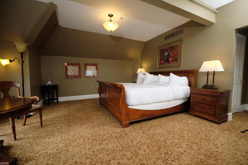 Owen House Deluxe King image 3