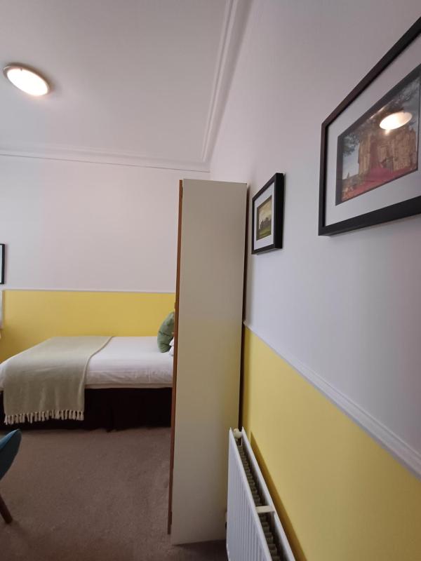 Large Single Room image 4