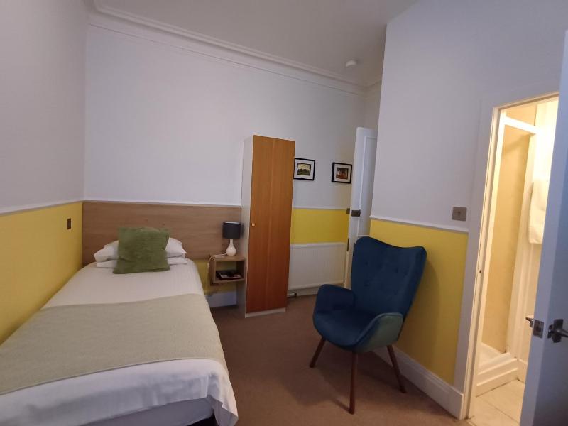 Large Single Room image 3