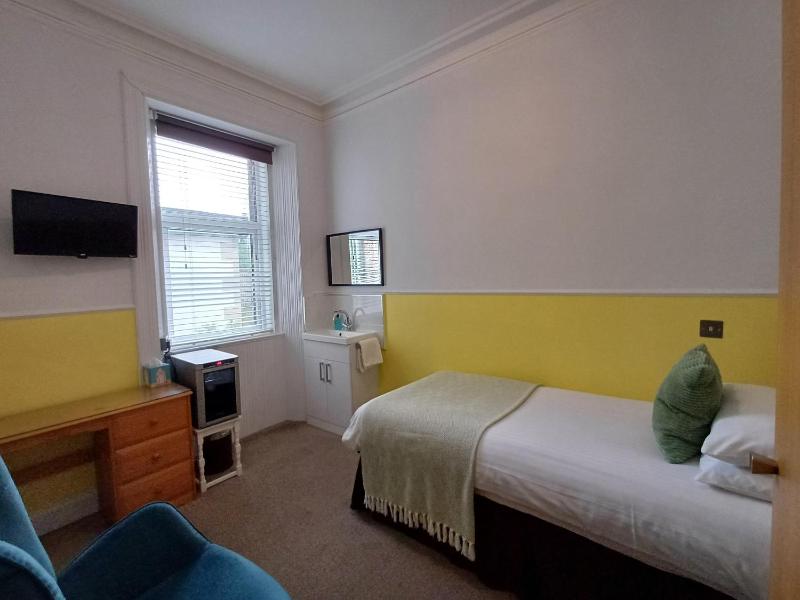Large Single Room image 2