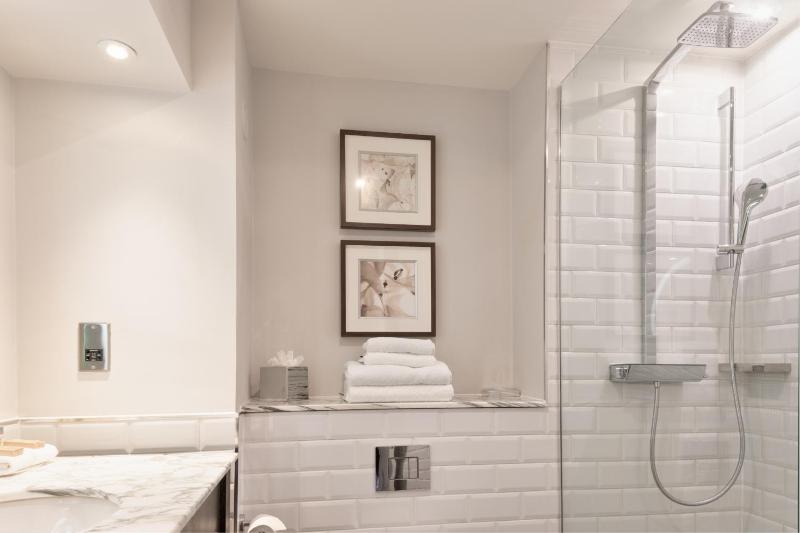 Twin Room image 3