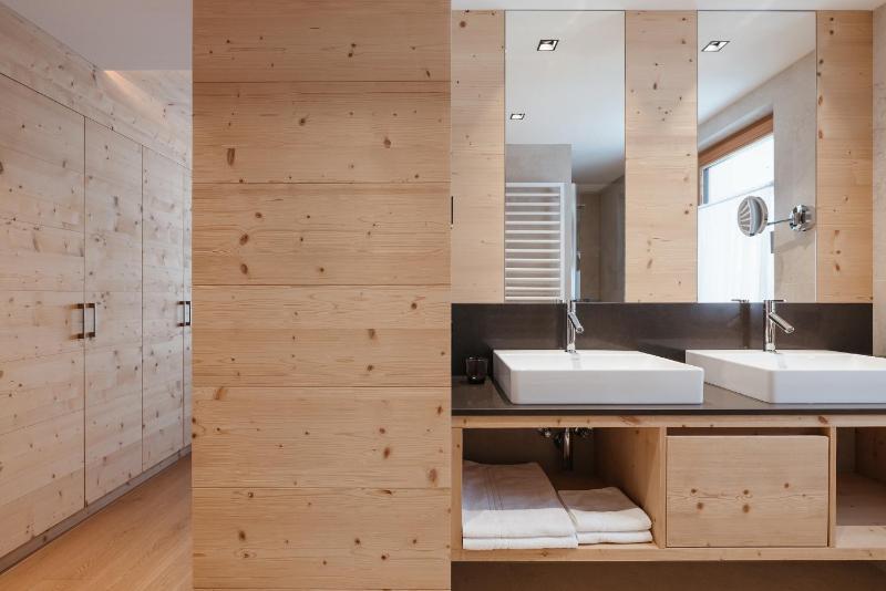 Deluxe Double or Twin Room image 3