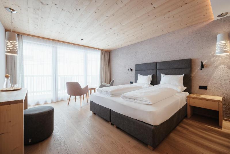 Deluxe Double or Twin Room image 1