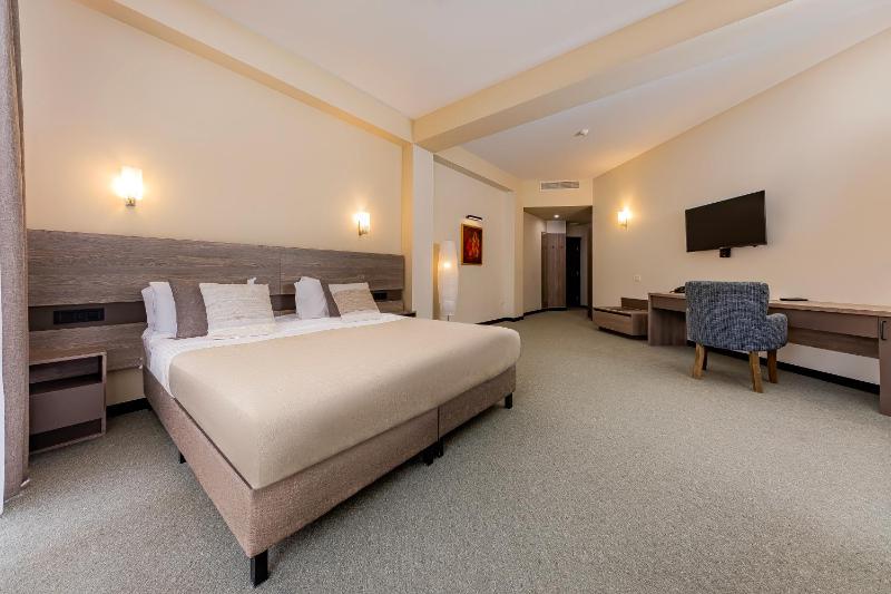 Superior Deluxe Double or Twin Room  image 4