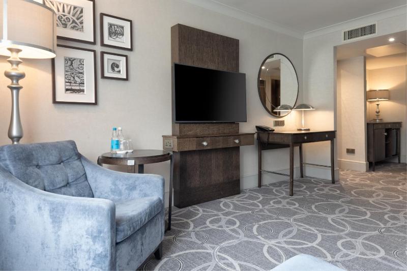 Deluxe Queen Room with Two Queen Beds image 4