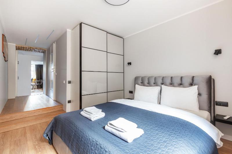 Newly Refurbished Lukiskiu Square Apartment by Reside Baltic - image 6
