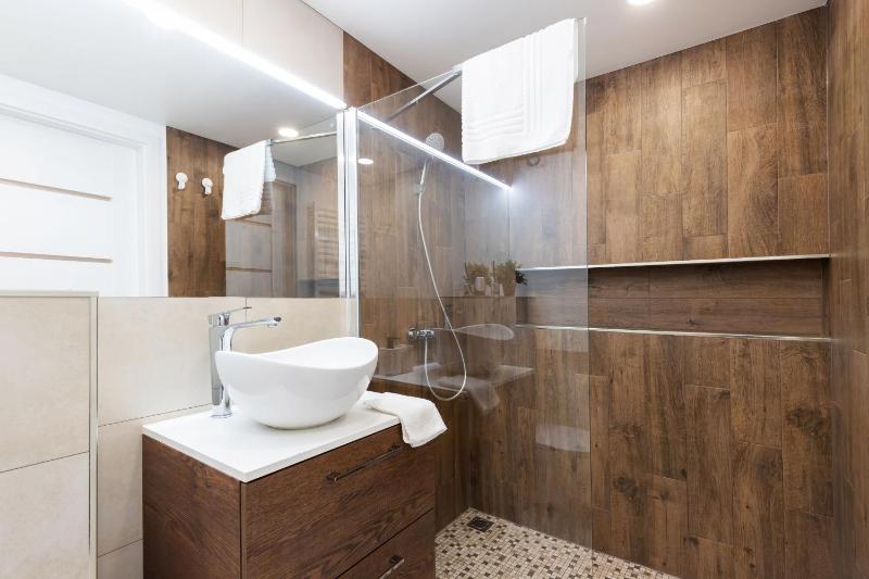 Newly Refurbished Lukiskiu Square Apartment by Reside Baltic - image 11