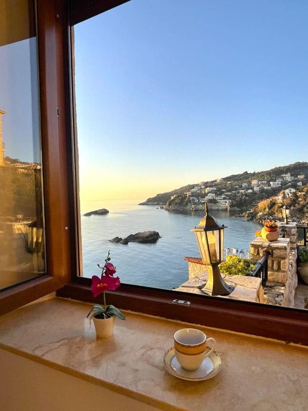 Deluxe Double Room with Sea View image 2