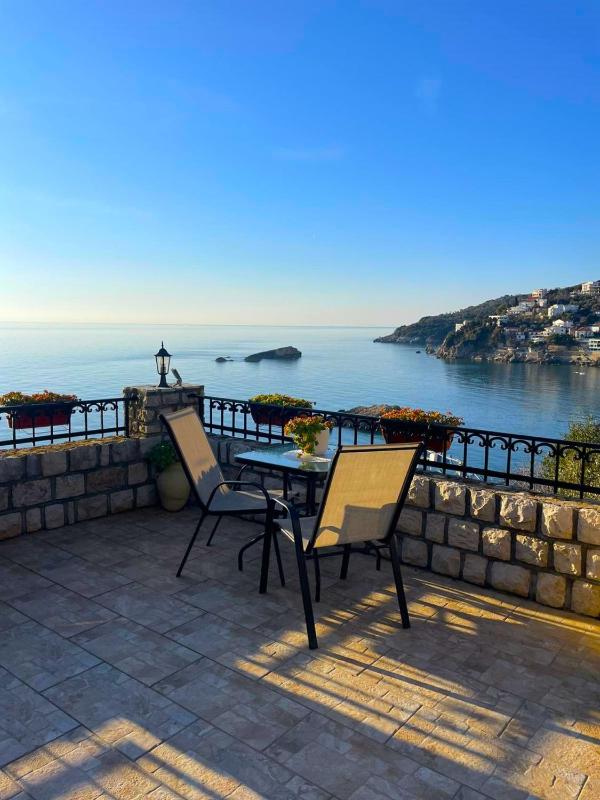 Deluxe Double Room with Sea View image 3