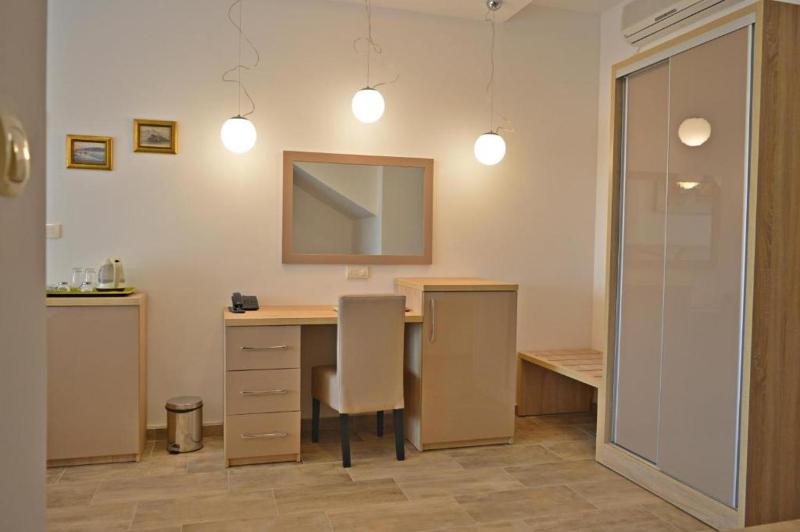 Double Room with Balcony image 4