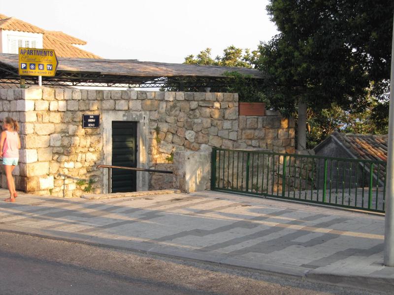 One-Bedroom Apartment with Terrace and Sea View image 4