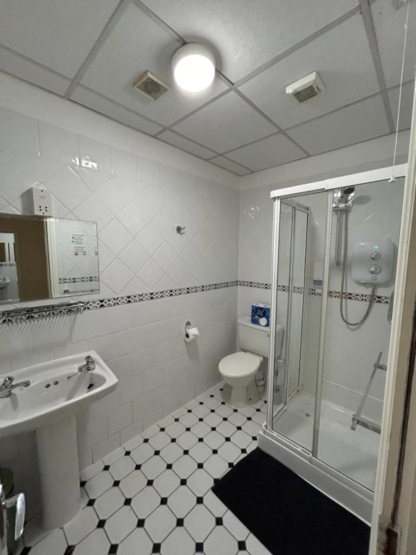 Twin Room with Shared Bathroom image 2