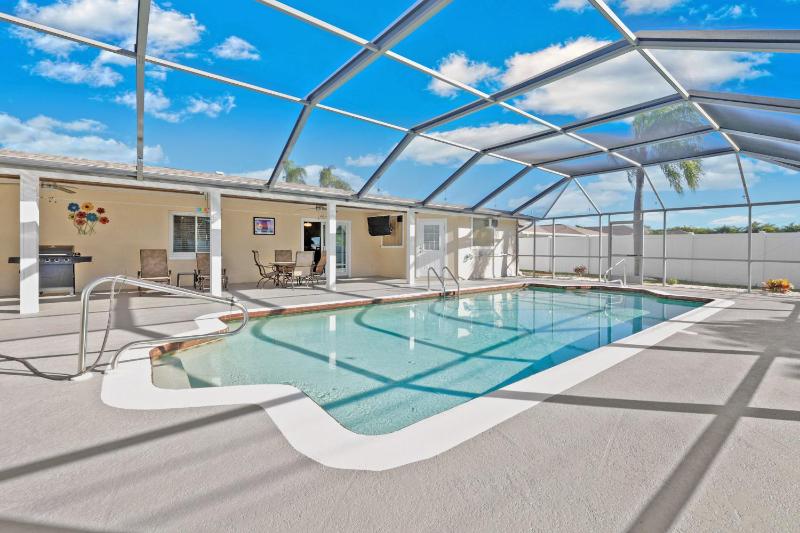 Lovely home with oversized heated pool in quiet neighborhood - Villa Polish Palace South - image 4