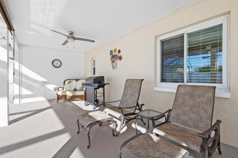 Lovely home with oversized heated pool in quiet neighborhood - Villa Polish Palace South - image 2