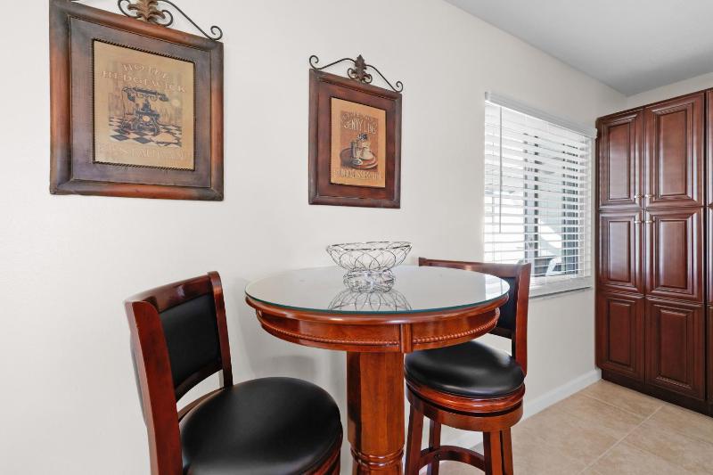Lovely home with oversized heated pool in quiet neighborhood - Villa Polish Palace South - image 11
