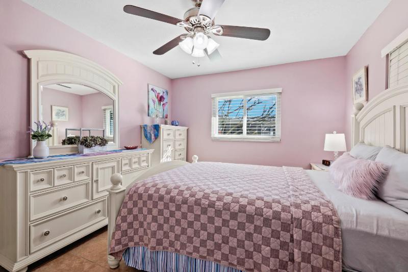 Lovely home with oversized heated pool in quiet neighborhood - Villa Polish Palace South - image 14