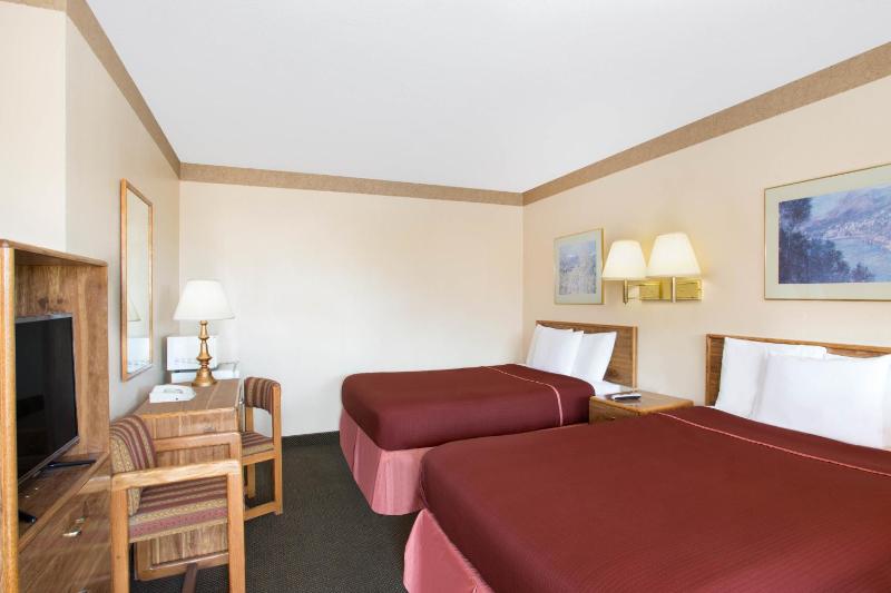 Queen Room with Two Queen Beds - Non-Smoking image 4